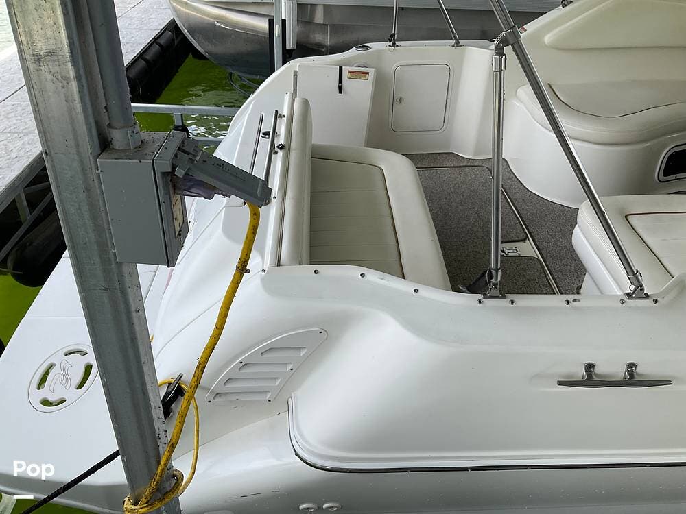 Email now about this Express Cruiser - 2000 Sea Ray Sundancer 270! Slide #4