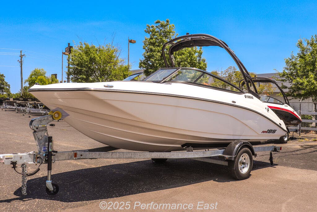 2025 Yamaha Boats AR195