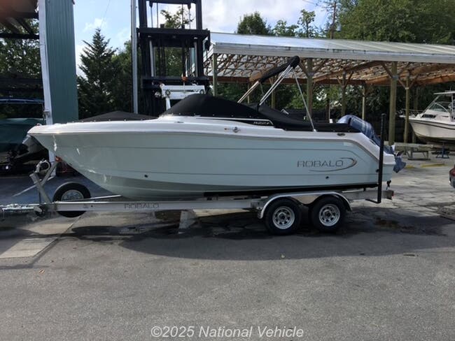 2017 Robalo Dual Console R227